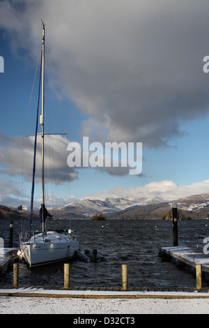 Yacht ormeggiati al molo sul Lago di Windermere Foto Stock