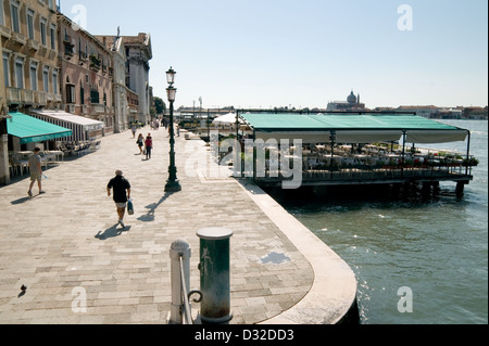 Un ristorante sulle Zattere, Dorsoduro, Venezia, Italia. Foto Stock