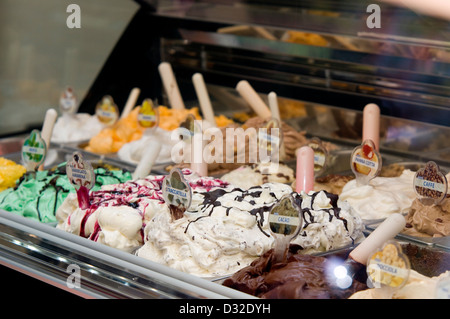 Gelato (gelati) sul display in Gran Viale Santa Maria Elisabetta, Lido, Venezia, Italia. Foto Stock