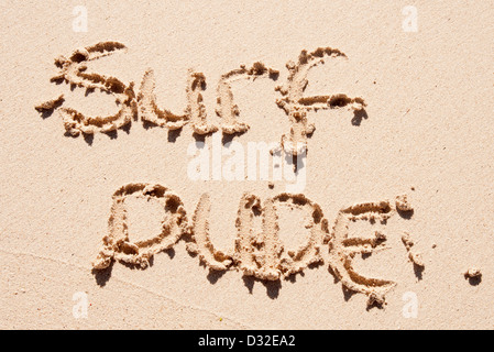 Surf dude scritto in sabbia su una spiaggia Foto Stock