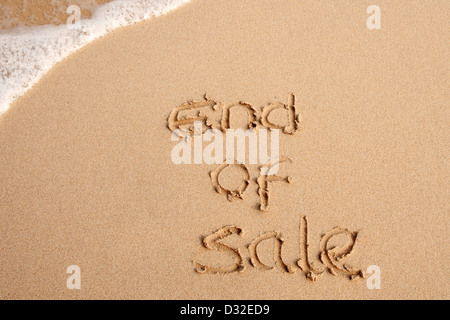 Fine della vendita scritto di sabbia su una spiaggia Foto Stock