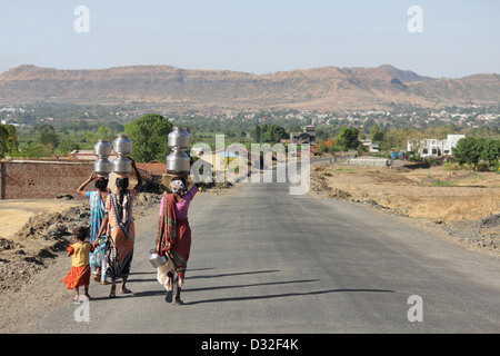 Le donne che trasportano vasi d'acqua , Leanyadri Village Foto Stock