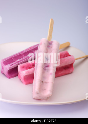 Fatta in Casa berry yogurt pops con ribes nero, mirtilli e lamponi. Foto Stock