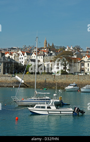 Gommoni ormeggiati in St Peter Port Guernsey, Isole del Canale. Aprile. Foto Stock