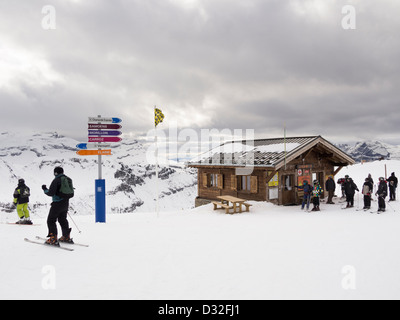 Gli sciatori e primo soccorso post su Tete Des Saix in Gran Massiccio area sciistica nelle Alpi francesi sopra Samoëns, Rhone-Alpes, Francia Foto Stock