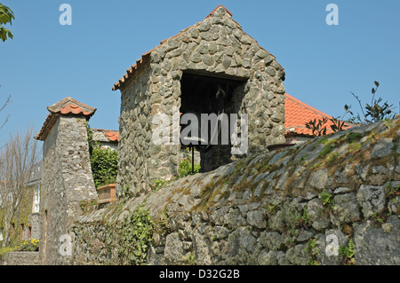 San Tugual la campana della chiesa e sulla scatola dell'Manor Village parete, Herm Island, Isole del Canale. Aprile. Foto Stock