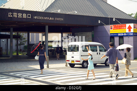 La stazione di Hiroden Miyajimaguchi è una delle principali stazioni del tram situate a Hiroshima, in Giappone. Funge da hub di trasporto chiave per la rete ferroviaria elettrica di Hiroshima, fornendo accesso all'area di Miyajima e ad altre regioni. Foto Stock