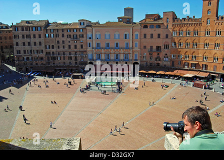 Un fotografo a scattare foto in Siena, Italia a Plaza del Campo Foto Stock