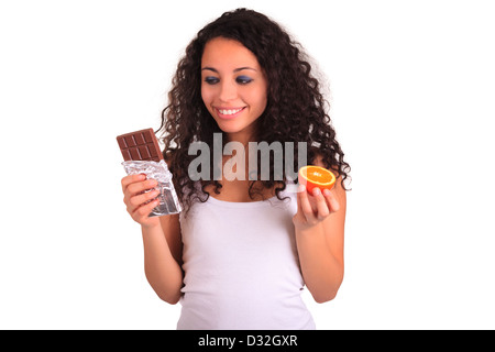 Bella donna africana tenendo la barra di cioccolato Foto Stock