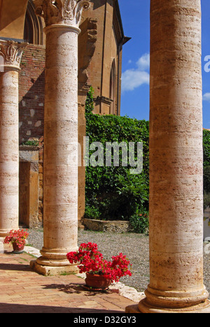 In Pienza, Italia, la cattedrale (fondo) vista dall'interno del Palazzo Piccolomini la casa estiva di Papa Pio II Foto Stock