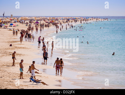 I turisti popolano la spiaggia Playa del Matorral, Jandia Fuerteventura Isole Canarie. Foto Stock