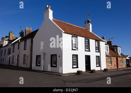 Una tipica casa tradizionale nel villaggio di pescatori di Cellardyke vicino a Anstruther in East Neuk di Fife, Scozia Foto Stock