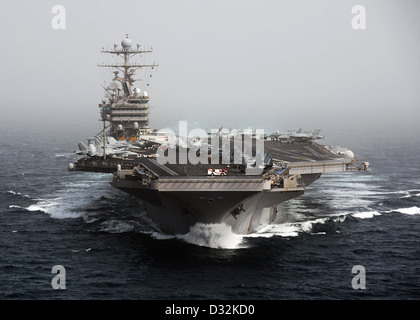 La portaerei USS Abraham Lincoln transita il Mare Arabico. Foto Stock