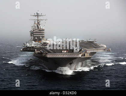 La USS Abraham Lincoln (CVN 72), parte del Carrier Strike Group della US Navy, transita nel Mar Arabico. La portaerei supporta le operazioni della 5th Fleet degli Stati Uniti, migliorando la sicurezza marittima e la presenza navale nella regione. Foto Stock