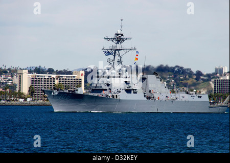 Il guidato-missile destroyer USS Wayne E. Meyer transita il canale dalla Baia di San Diego all'Oceano Pacifico. Foto Stock