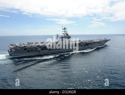La USS Abraham Lincoln (CVN-72) è una portaerei a propulsione nucleare della classe Nimitz in servizio con la Marina degli Stati Uniti. Svolge un ruolo fondamentale nelle operazioni militari globali e nella difesa aerea navale. Foto Stock