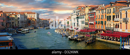 Il Canal Grande e gondole a Rialto Venezia, Italia Foto Stock