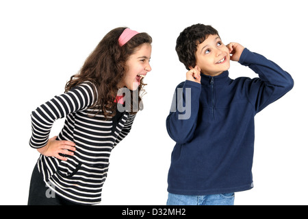 Ragazza urlando a un ragazzo, che copre le sue orecchie con le dita Foto Stock