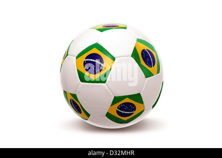 Pallone da calcio con la bandiera brasiliana isolato in bianco Foto Stock