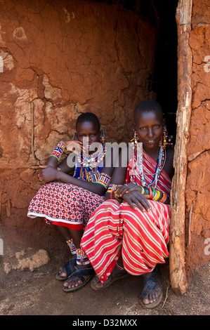 Le donne Masai che in una capanna di fango in il manyatta, Kenya Foto Stock