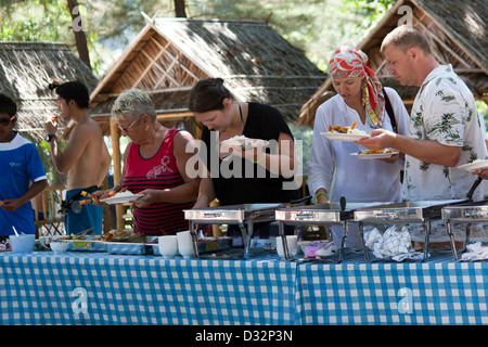Coda di turisti per pranzo a barbecue su Koh Tachai isola costa tailandese