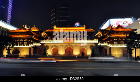Tempio di Jing'an di notte - West Nanjin Road, Shanghai, Cina Foto Stock