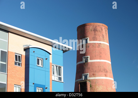 Nuovi blocchi di appartamenti e di un vecchio mulino a vento a Preston, Lancashire, Regno Unito. Foto Stock