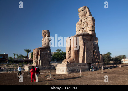 I Colossi di Memnon, due statue di Amenofi terzo vicino a Tebe sulla riva occidentale del fiume Nilo in Egitto Foto Stock
