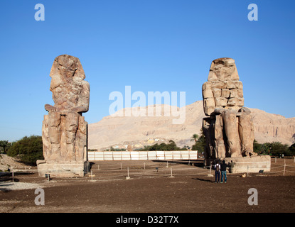 I Colossi di Memnon, due statue di Amenofi terzo vicino a Tebe sulla riva occidentale del fiume Nilo in Egitto Foto Stock