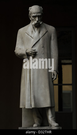 Camillo Golgi (1843-1926). Medico italiano, il patologo, scienziato e premio Nobel per la pace. Statua. Università degli Studi di Pavia. L'Italia. Foto Stock