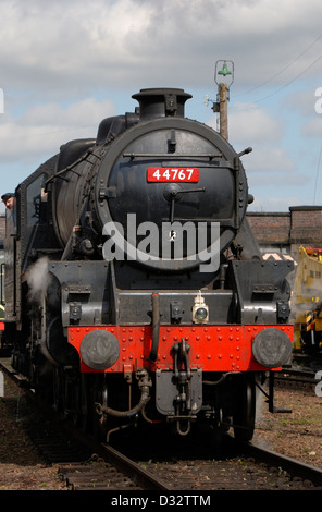 LMS 'Black cinque " 4-6-0 n. 44767 George Stephenson presso la grande stazione centrale ferroviaria loughborough England Regno Unito Foto Stock