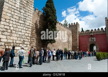 Lungo la linea di turisti in coda per entrare l'Alcazar di Siviglia, in Andalusia, Spagna Foto Stock