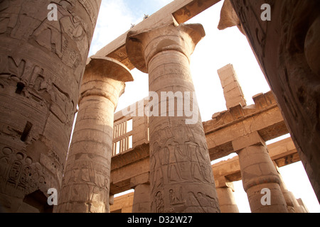 Geroglifici su pilastri presso il Tempio di Amon di Karnak nei pressi di Luxor in Egitto Foto Stock