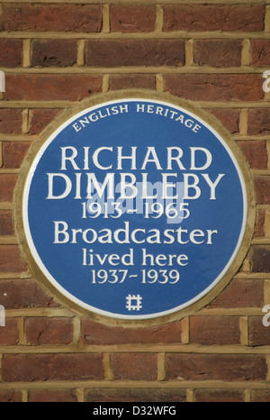 English Heritage targa blu segnando un home del broadcaster richard dimbleby, East Sheen, Londra, Inghilterra Foto Stock