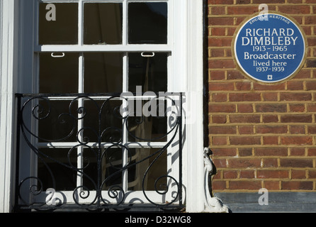 English Heritage targa blu segnando un home del broadcaster richard dimbleby, East Sheen, Londra, Inghilterra Foto Stock