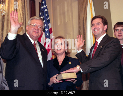 Altoparlante della casa Denis Hastert (L) amministra il giuramento di office di sost. Jim DeMint della Carolina del Sud come sua moglie Debbie e la famiglia si affaccia su Gennaio 6, 1999 all'inizio della 106ª Congresso. Il giuramento è una ricreazione come il giuramento formale viene somministrato a tutto il congresso come un corpo sul pavimento della casa. Foto Stock