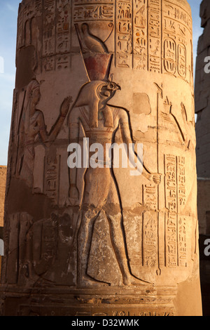 Scultura in pietra sul Tempio di Kom Ombo dal fiume Nilo in Egitto Foto Stock