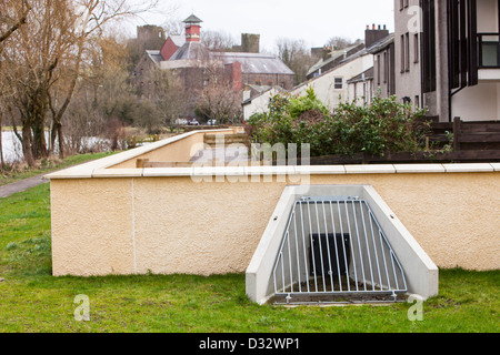 Le nuove difese a Cockermouth, Cumbria, Regno Unito, essendo costruite dopo le disastrose inondazioni del 2009 Foto Stock