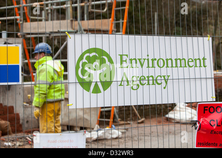 Le nuove difese a Cockermouth, Cumbria, Regno Unito, essendo costruite dopo le disastrose inondazioni del 2009 Foto Stock