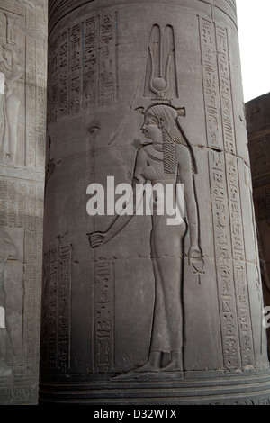 Scultura in pietra sul Tempio di Kom Ombo dal fiume Nilo in Egitto Foto Stock