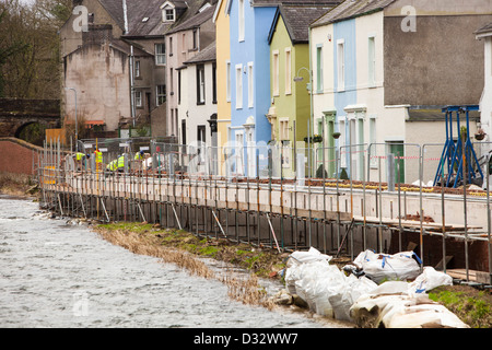 Le nuove difese a Cockermouth, Cumbria, Regno Unito, essendo costruite dopo le disastrose inondazioni del 2009 Foto Stock