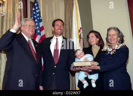 Altoparlante della casa Denis Hastert (L) amministra il giuramento di office di sost. Mark Sanford della Carolina del Sud come sua moglie Jenny e la famiglia si affaccia su Gennaio 6, 1999 all'inizio della 106ª Congresso. Il giuramento è una ricreazione come il giuramento formale viene somministrato a tutto il congresso come un corpo sul pavimento della casa. Foto Stock