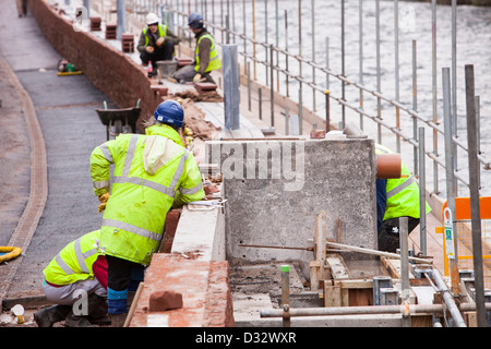 Le nuove difese a Cockermouth, Cumbria, Regno Unito, essendo costruite dopo le disastrose inondazioni del 2009 Foto Stock