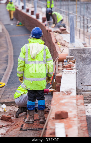 Le nuove difese a Cockermouth, Cumbria, Regno Unito, essendo costruite dopo le disastrose inondazioni del 2009 Foto Stock