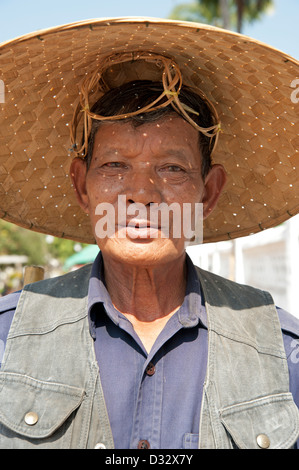 Lao uomo che indossa cappello di paglia in Luang Prabang la vecchia capitale reale del Laos Foto Stock