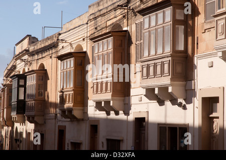 Gozo, scene di strada pacifica, nessun popolo, senza traffico, muri in pietra, lastra di pietra , balcone, Foto Stock