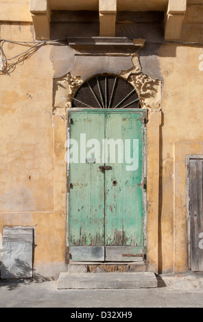 Gozo, scene di strada pacifica, nessun popolo, senza traffico, muri in pietra, lastra di pietra , balcone, la vecchia porta, peeling vernice Foto Stock