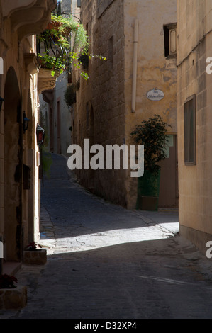 Gozo, scene di strada pacifica, nessun popolo, senza traffico, muri in pietra, lastra di pietra , balcone, Foto Stock