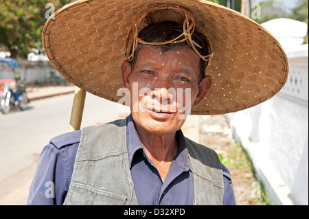 Lao uomo che indossa cappello di paglia in Luang Prabang la vecchia capitale reale del Laos Foto Stock