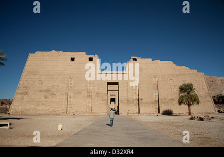 Medinet Habu a Tebe dal fiume Nilo in Egitto contenente il tempio mortuario di Ramses III Foto Stock